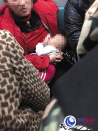 市民批女子地铁当众给婴儿哺乳 遭众多网友"拍砖"