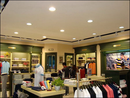 零售业消费低迷业绩承压 关店潮仍