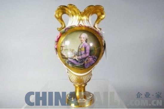 这只有200年历史的古董花瓶曾破碎,现已被黏合。