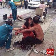 男子疑妻出轨当街砍人 现场散发刺