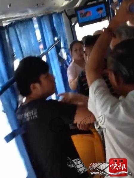 小伙未给老人让座遭暴打真相：老人不小心碰到小伙遭其骂