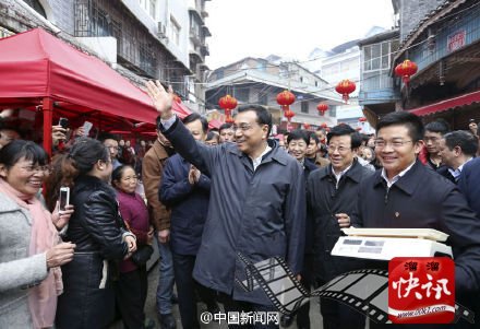 李克强来到黎平大市场了解春节市场供应。