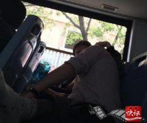 中年男女公交车上激吻半小时 女方当众脱鞋(图