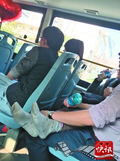中年男女公交车上激吻半小时 女方脱掉鞋子(图)
